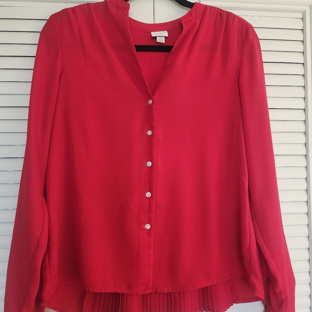 Red button front and ruched detail in the back XS